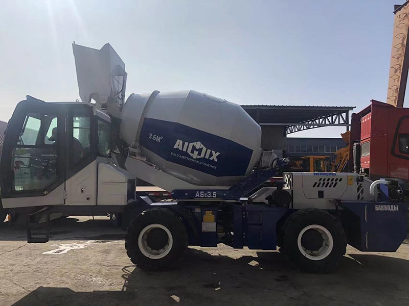 4 cubic meters Self Loading Concrete Mixer